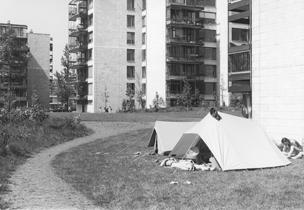502993 Afbeelding van enkele tentjes op het speelveld bij de experimentele woningen aan de Sao Paulodreef te Utrecht.
